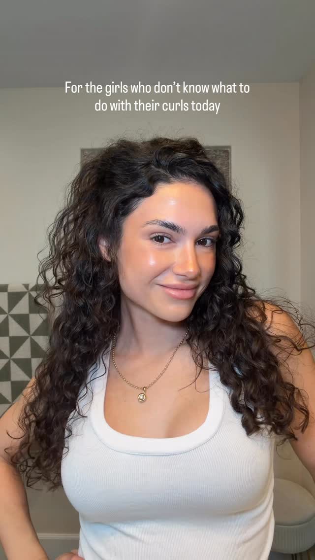 Half-up styles can either flatten your curls or elevate them 💁🏽‍♀️ 

Also if y